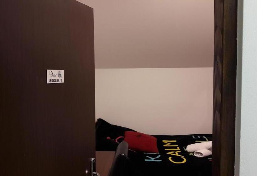 اتاق استاندارد با سرویس بهداشتی مشترک, Hostel In Club