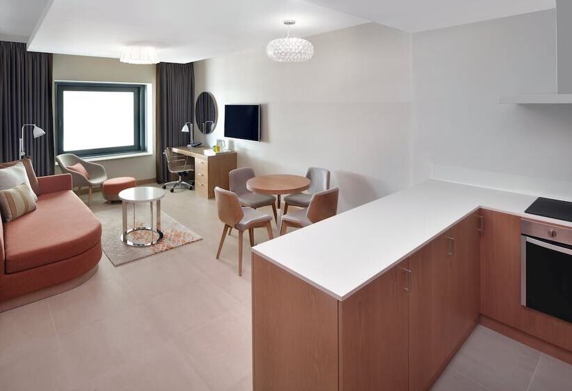 Номер Премиум Вид на Город, Holiday Inn & Suites   Dubai Festival City Mall, An Ihg