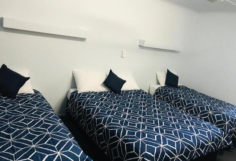 חדר משפחתי, Classic Motel
