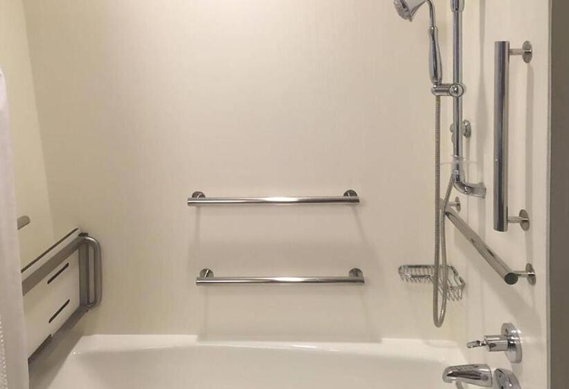 Полулюкс, Courtyard By Marriott Westbury Long Island