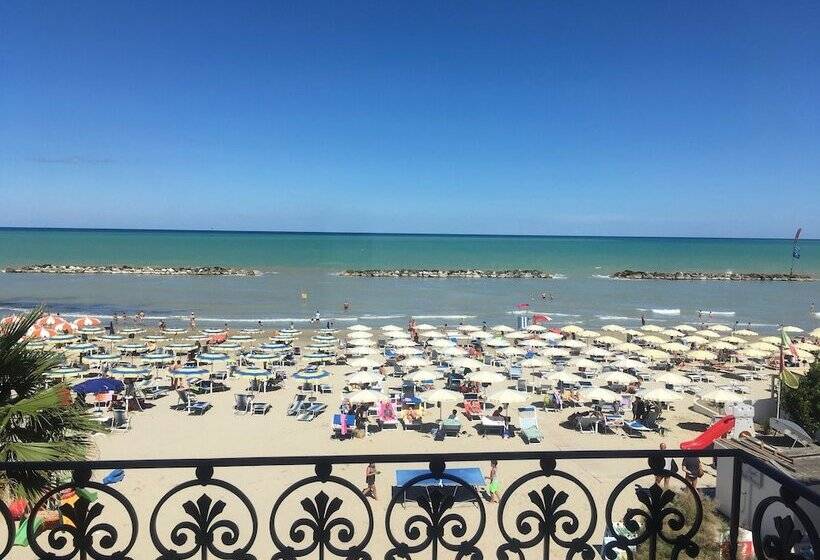 Семейный Номер Вид на Море, Baia Marina