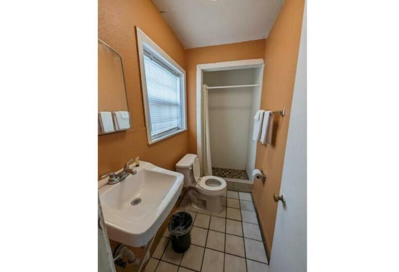 Номер Стандарт, Economy Inn Kingsville