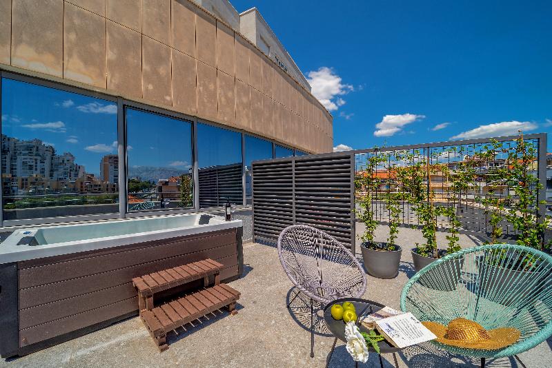 اتاق لوکس با وان آب گرم, Priska Med Luxury Rooms