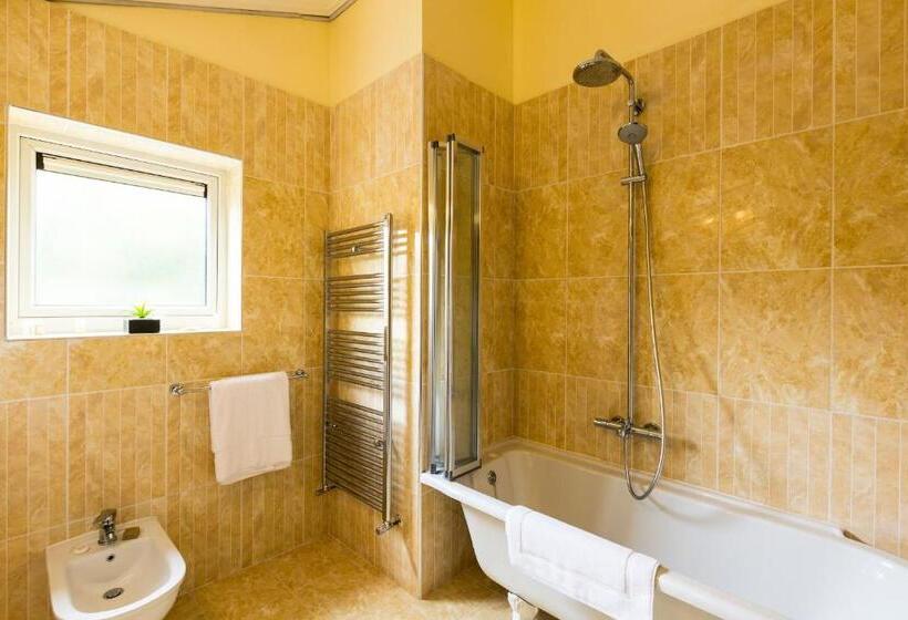 جناح جونيور, Linton Hotel Luton