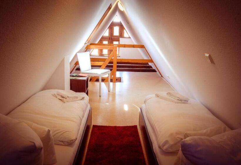 Дом 4 Спальни, Romantik Schlossgut Auerstedt