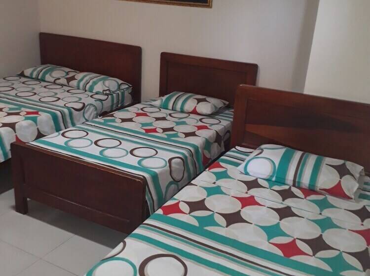 اتاق استاندارد سه نفره, Granada Inn