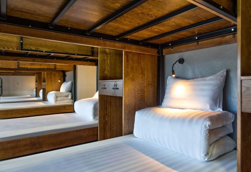 تختخواب در اتاق مشترک, Lustig Hostel