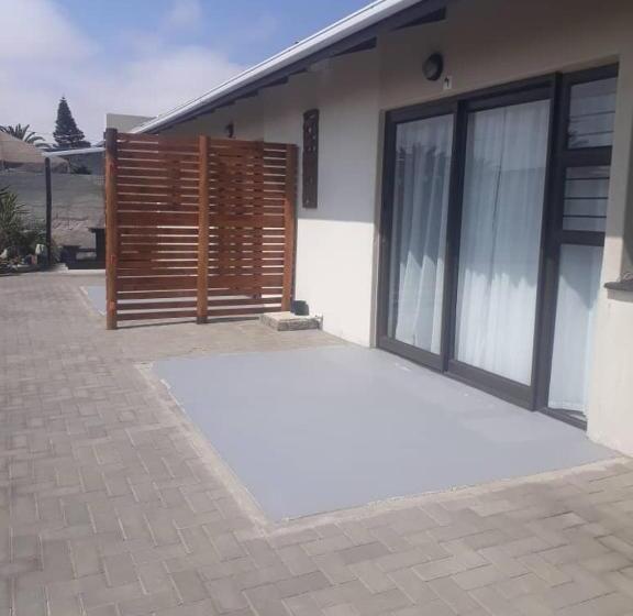 اتاق اکونومی, Sunflower Self Catering