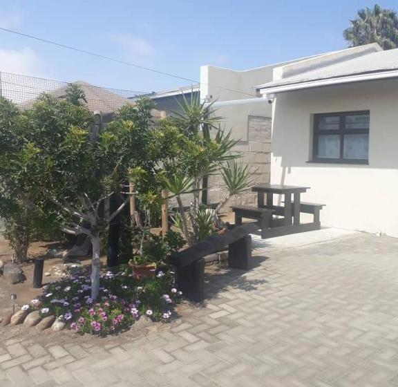 اتاق اکونومی, Sunflower Self Catering