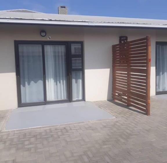 اتاق خانوادگی, Sunflower Self Catering