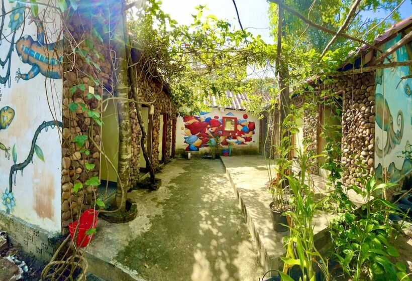 تختخواب در اتاق مشترک, The Cliff Hostel
