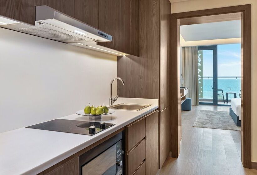 Студио Стандарт Вид на Море с Балконом, Beach Bay Hotel Mirfa