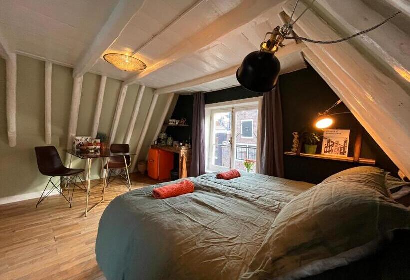带阳台标准四人间, Attic Monkeys Lodge