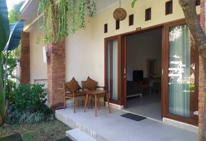 اتاق لوکس, Mina Pelasa