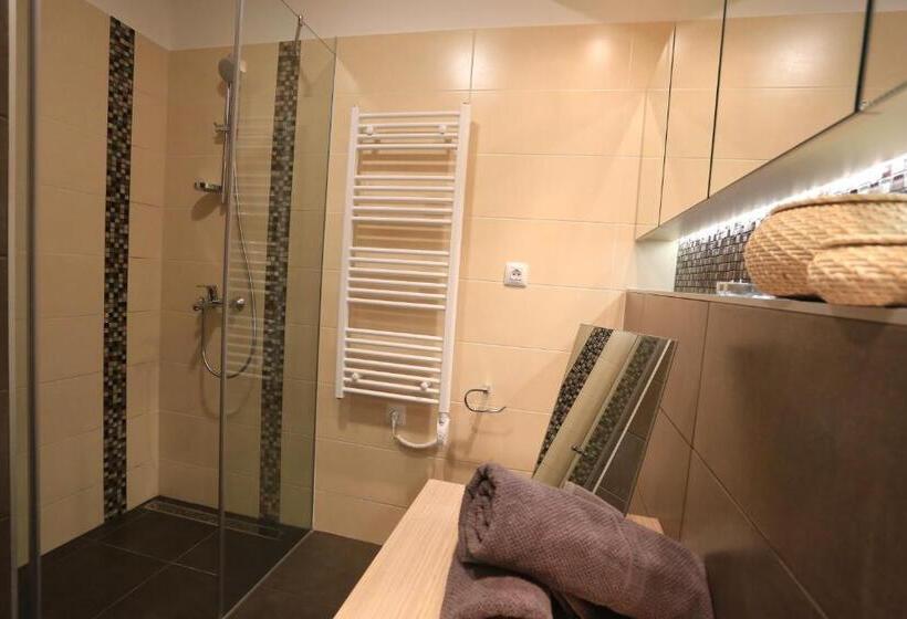 Апартаменты 1 Спальня с Балконом, Apartments & Rooms Mareta Exclusive