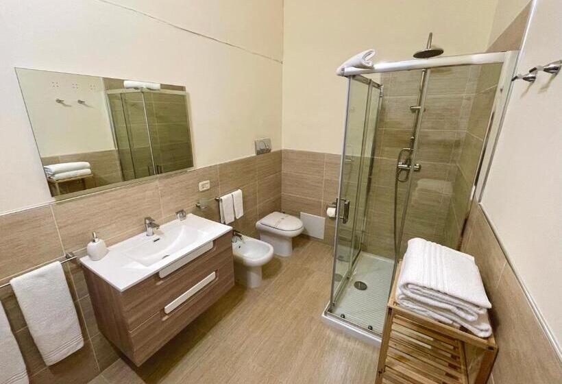 اتاق سه‌نفرۀ استاندارد با سرویس بهداشتی بیرون از اتاق, Armonia B&b