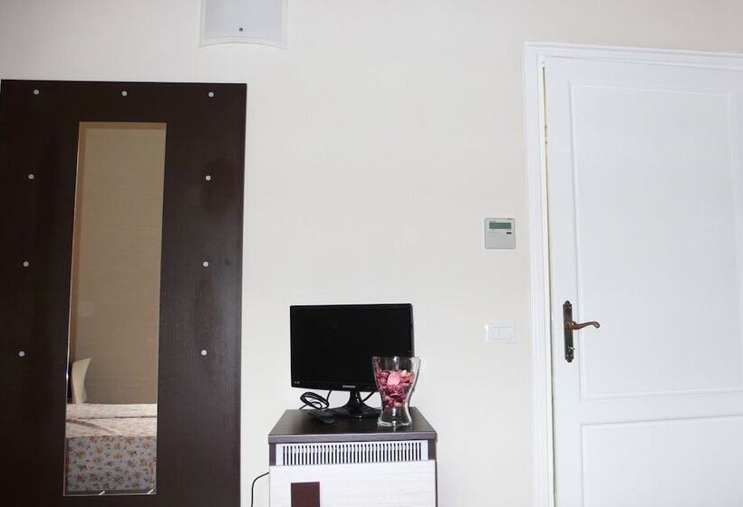 اتاق استاندارد سه نفره, Live Florence Guest House
