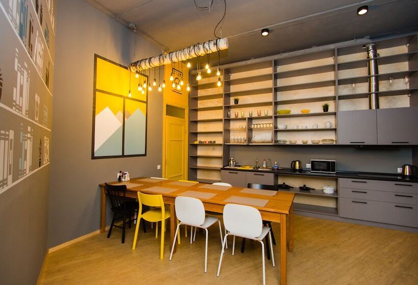 Кровать в Общей Комнате, Inwood Hostel