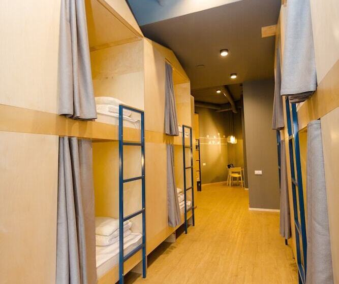 Кровать в Общей Комнате, Inwood Hostel