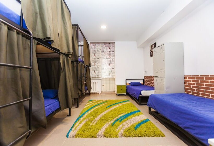 Кровать в Общей Комнате, Lucky   Hostel
