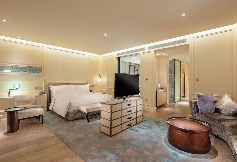 Номер Executive, Hilton Dalian Golden Pebble Beach Resort