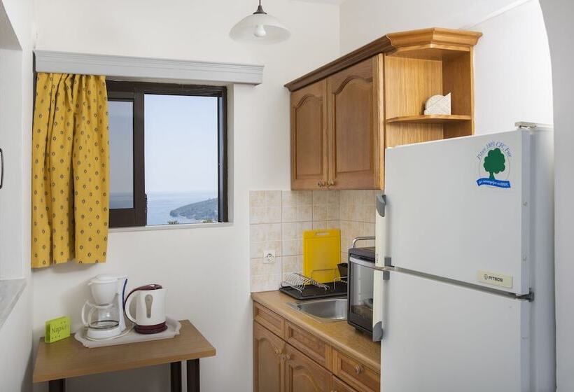 Номер Стандарт Трехместный, Pefkides Aegina Boutique Apartments