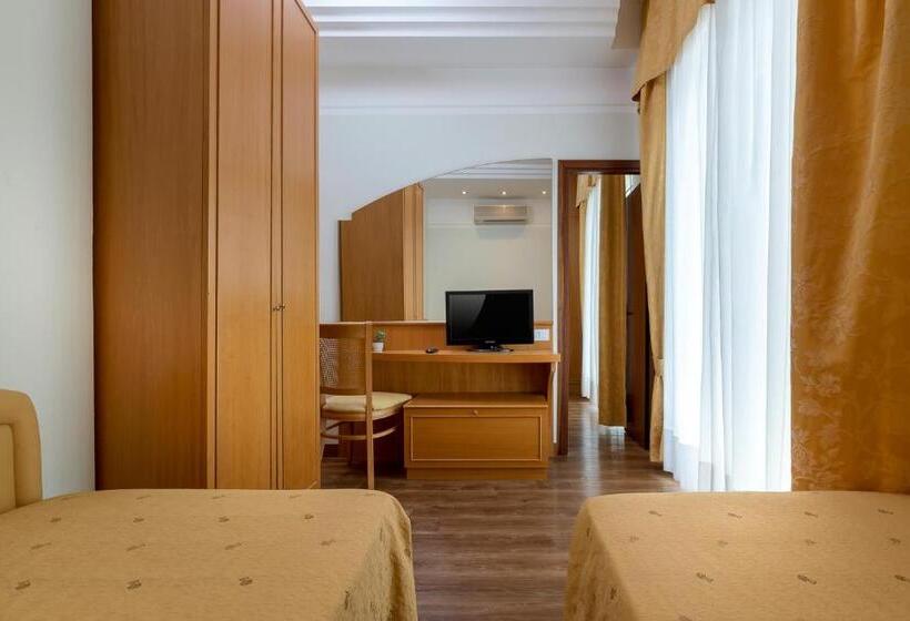 اتاق استاندارد چهارنفره با بالکن, Astor