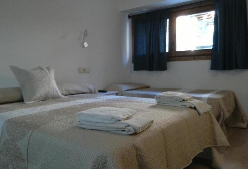 Habitació Triple Estàndard, Pensió I Apartaments La Bordeta