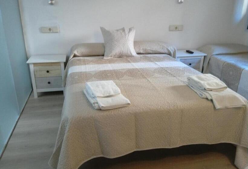 Номер Стандарт Трехместный, Pensió I Apartaments La Bordeta