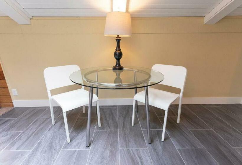 Номер Deluxe Кровать Кинг, Banff Boutique Inn   Adults Only