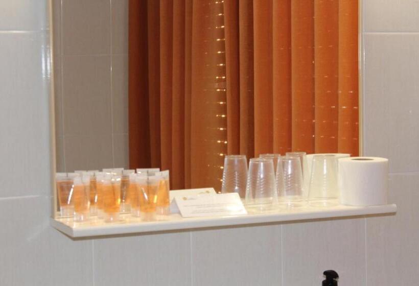 Номер Стандарт Трехместный, Hostal Montserrat