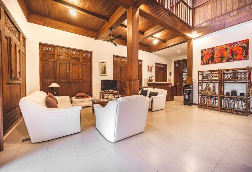 اتاق لوکس, The Studio