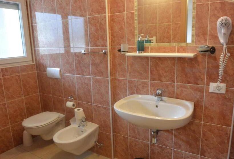 Четырехместный Номер Стандарт с Балконом, B&b Maya