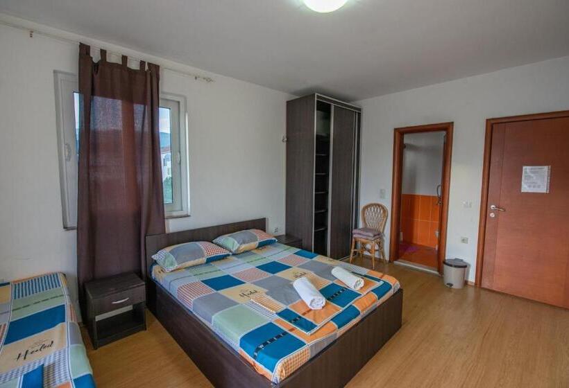اتاق راحتی سه تخته, Rexha Apartments