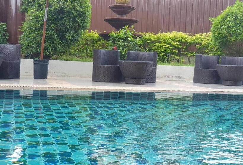 Трехместный Номер Стандарт Вид на Бассейн, Retreat Resort Pattaya