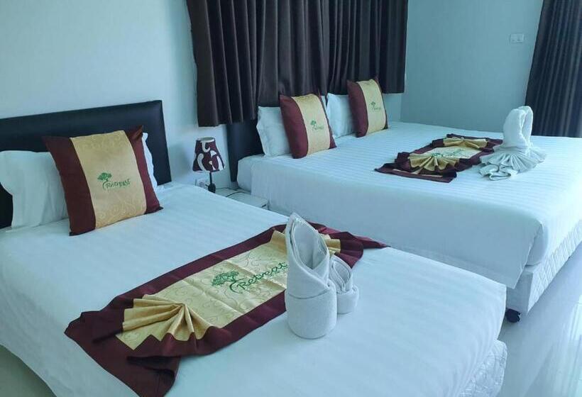 Трехместный Номер Стандарт Вид на Бассейн, Retreat Resort Pattaya