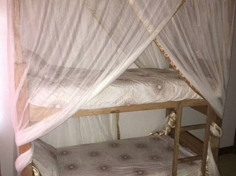 تختخواب در اتاق مشترک, Footprints Hostel