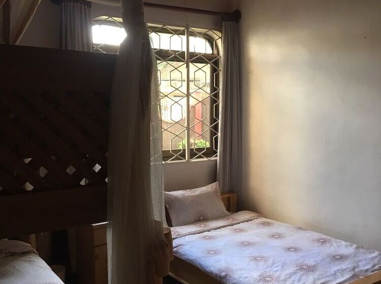 تختخواب در اتاق مشترک, Footprints Hostel