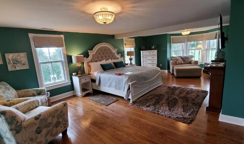 Номер Deluxe Кровать Кинг, Mansion Farm Inn