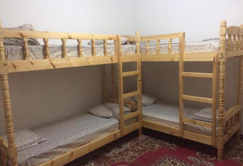 تختخواب در اتاق مشترک, Salom Hostel