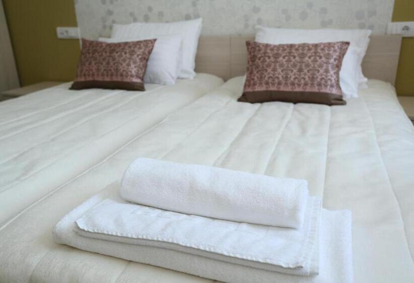 اتاق استاندارد سه نفره, Konačište Grad B&b