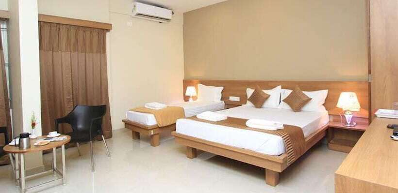 디럭스 트리플 룸, Samasth Room And Suites