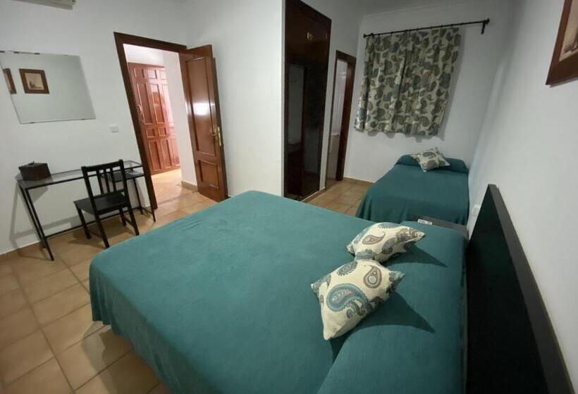 Номер Стандарт Трехместный, Hostal Mellizo