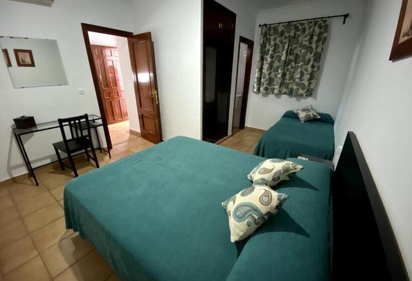 Номер Стандарт Трехместный, Hostal Mellizo