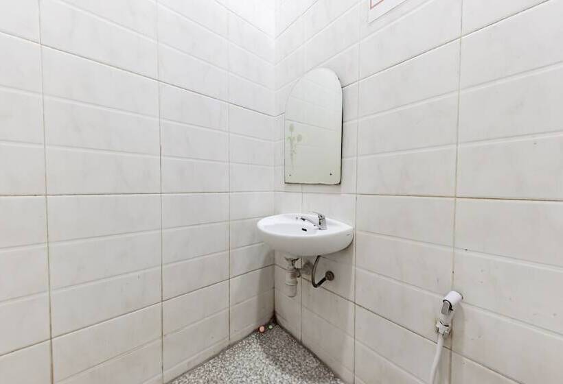 Номер Economy, Reddoorz Near Kejaksan Station Cirebon