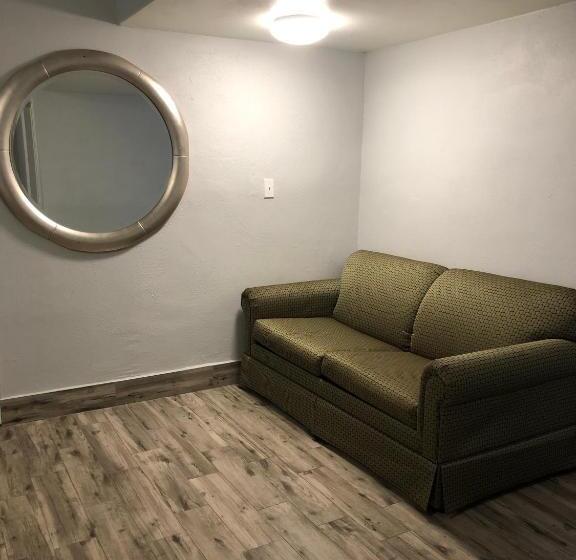 מיטת קינג בסוויטה, Bay Breeze Inn Bradenton Downtown