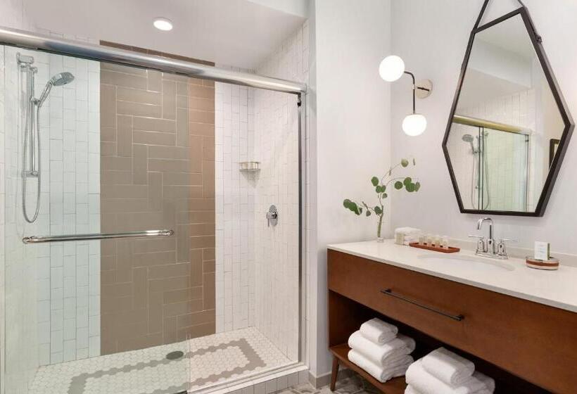 带大床的行政房间, Indigo   Winston Salem Downtown, An Ihg