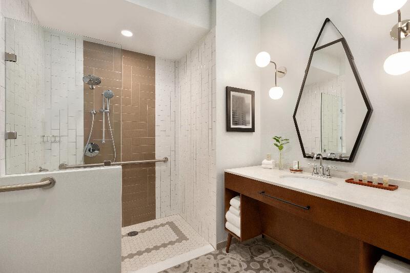 适合残疾人士使用的带超级大床的标准间, Indigo   Winston Salem Downtown, An Ihg