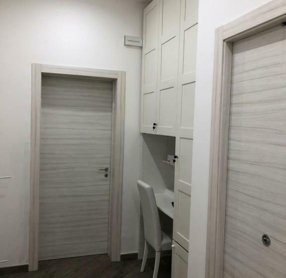 标准间, Elena Rooms
