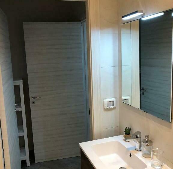 标准间, Elena Rooms